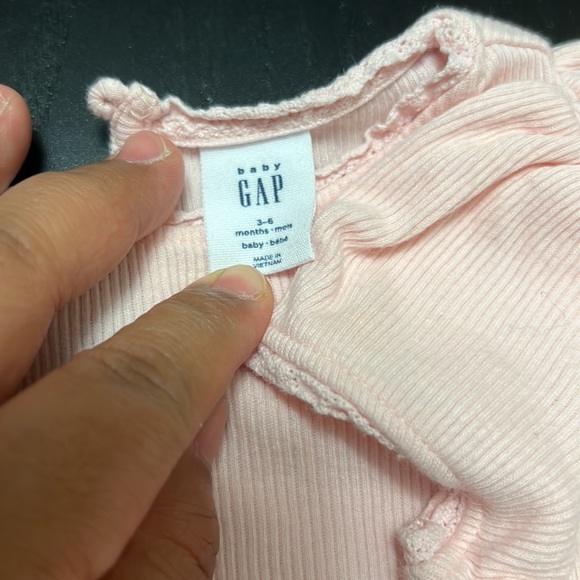 Baby gap cluny bodysuit - Picture 2 of 4